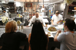 crustacean chef counter with tony nguyen foto carl larsen.jpg 665377
