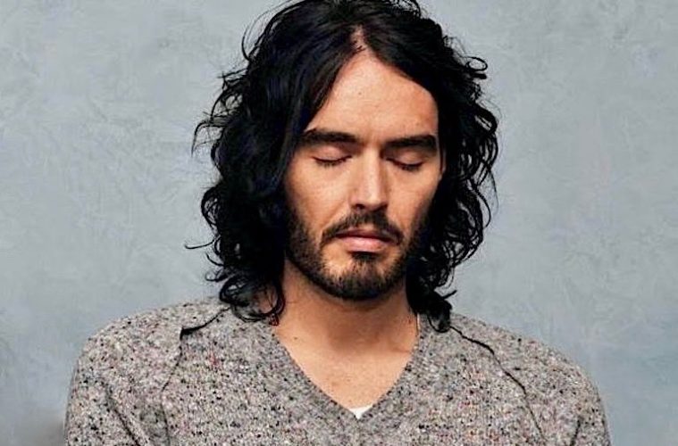 russell brand meditating 1024x512 2 534449