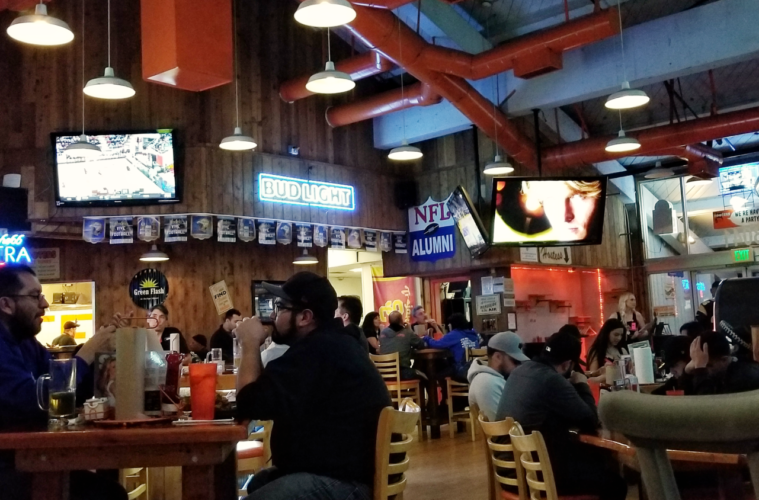 hooters dining room
