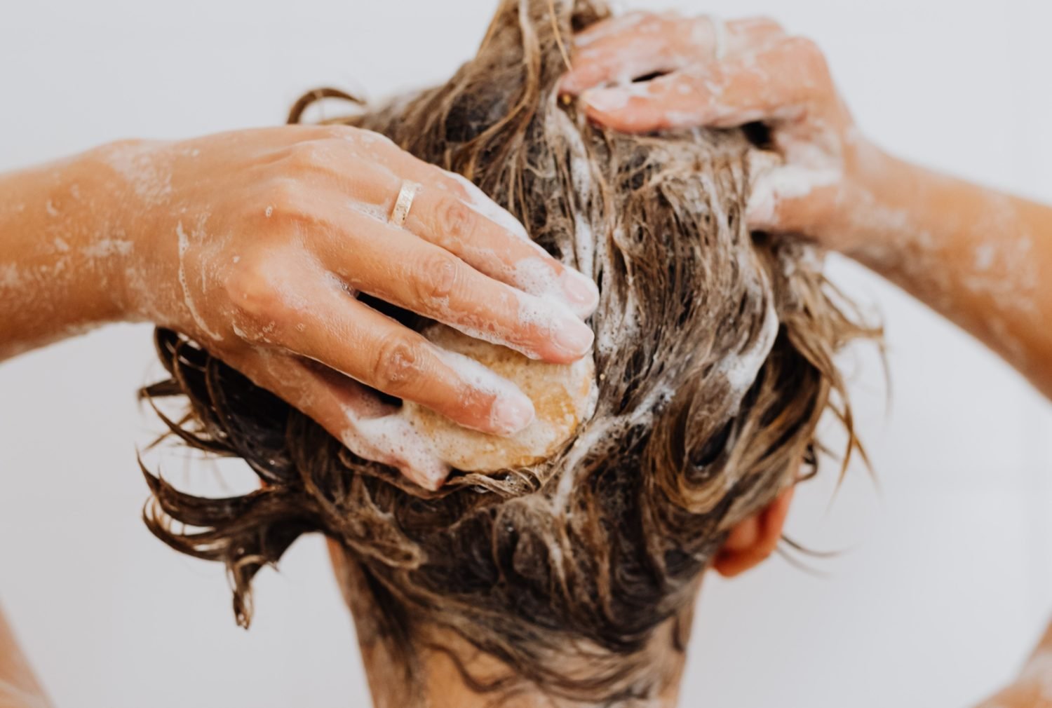 Гелем можно мыть волосы. Мытье головы. Ухоженные вымытые волосы. Шампунь для головы. Намыленные волосы.