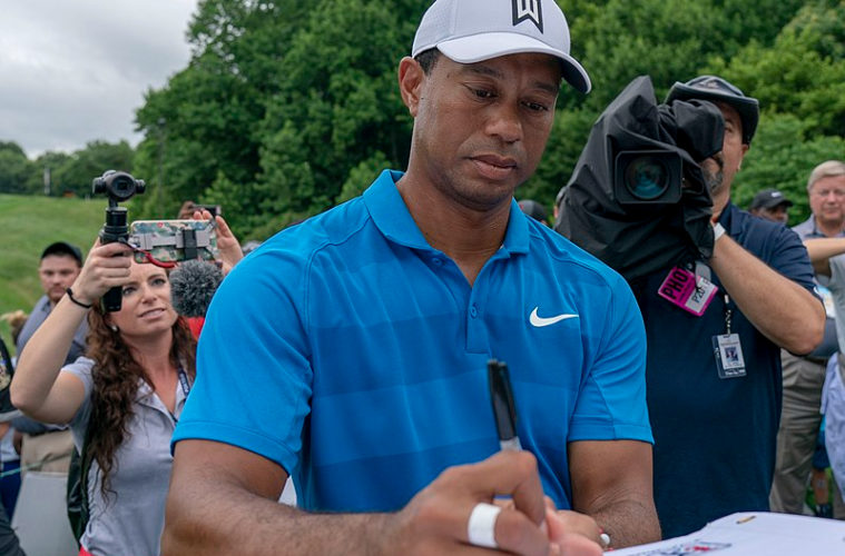 800px Tiger Woods 29176046368