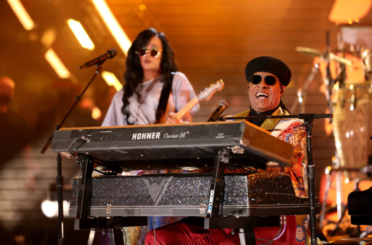 Stevie Wonder and H.E.R. Highlights at Global Citizen Live L.A. 38 Stevie Wonder and H.E.R. Highlights at Global Citizen