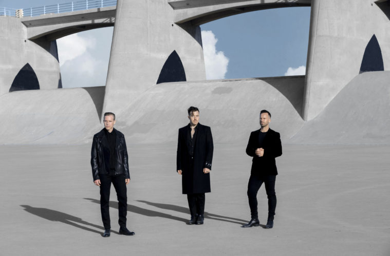 Alive and Kicking: RÜFÜS DU SOL celebrate new album with stadium shows 38 210921 3H9A6428 LR SKY