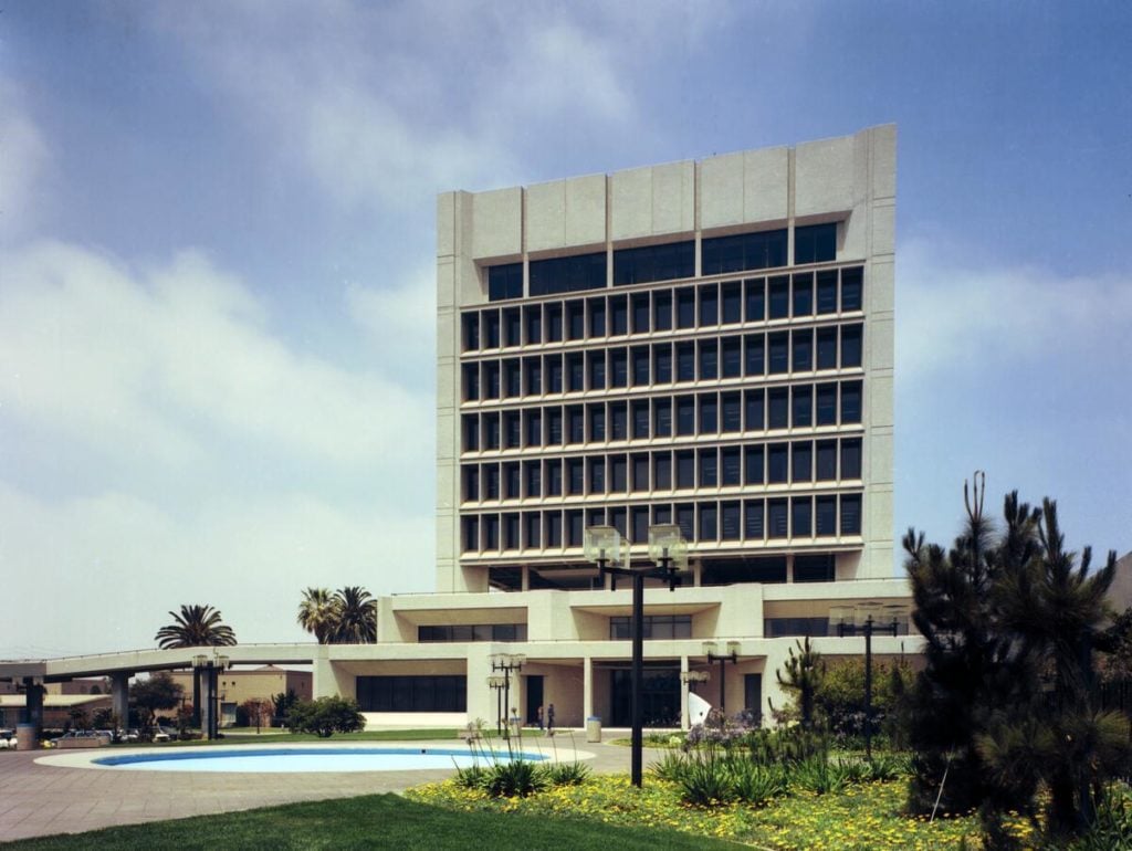 City Hall 1973 in Inglewood CA USA by Charles Luckman Associates. Photo by Wayne Thom