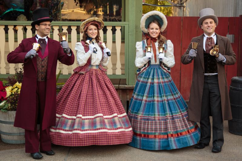 Knotts Merry Farm Calico Carolers