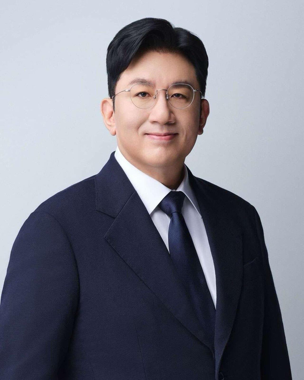 Bang Si-hyuk and the Steady Hand Behind K-Pop’s Global Momentum 37 692075c459468 Bang New Photo suit